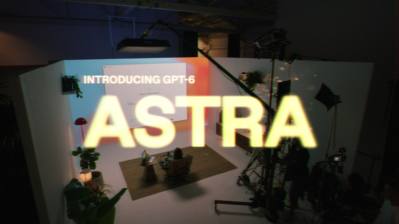 Imagen oficial del video de lanzamiento de OpenAI: Astra en letras luminosas sobre el estudio de presentación